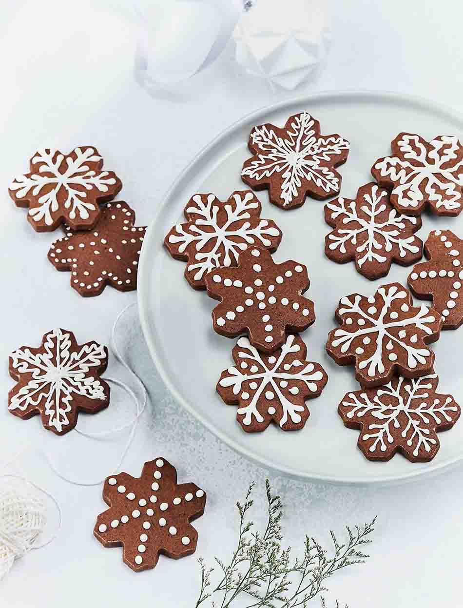 Snowflake Gingerbread Cake with a Cocoa Trimming Kit